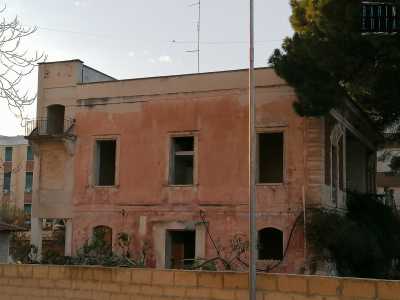 Porte e finestre sono ormai state divelte, cos� come per il prospetto laterale, visibile entrando nel Campus